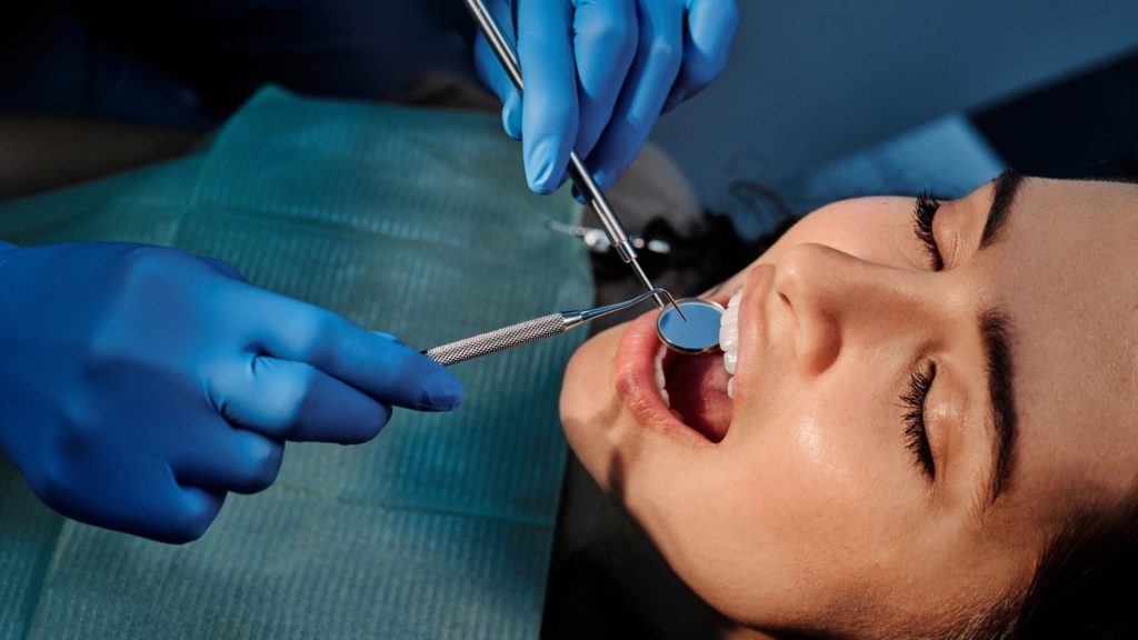 Warum verwendet der Zahnarzt einen Hohlspiegel anstelle eines Konvexspiegels